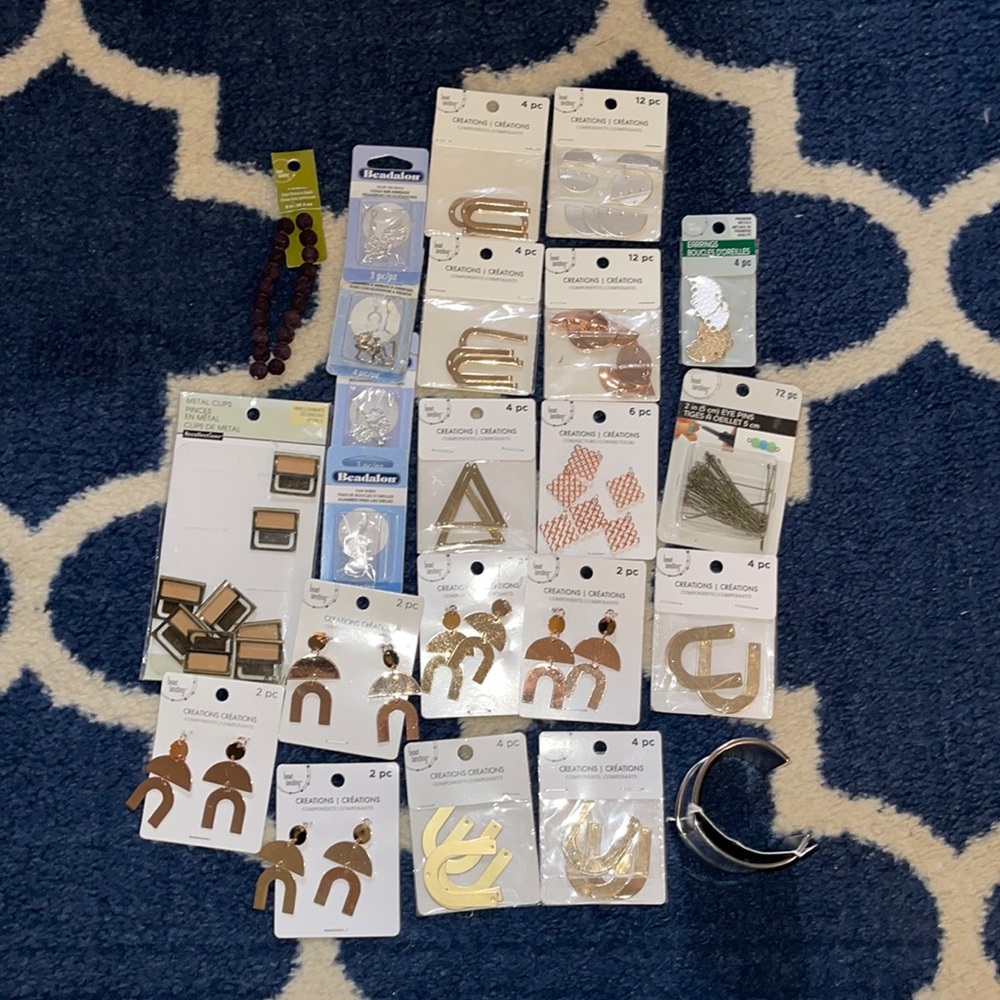 An assortment of pieces in this listing.